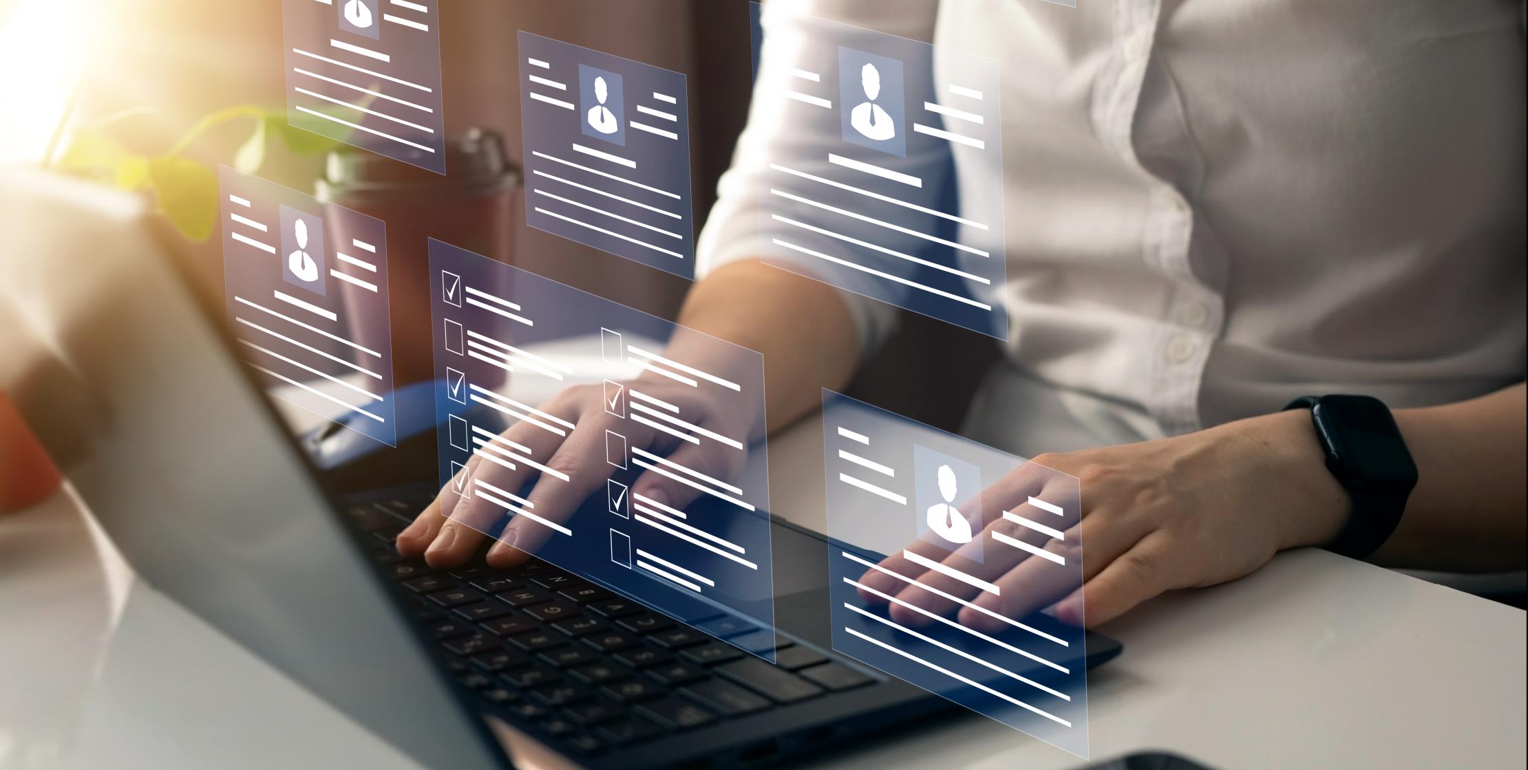 Person tippt auf Laptop Daten ein