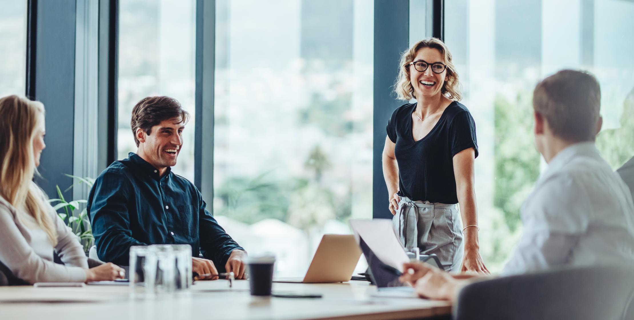 Personen halten gemeinsamen Workshop im Büro