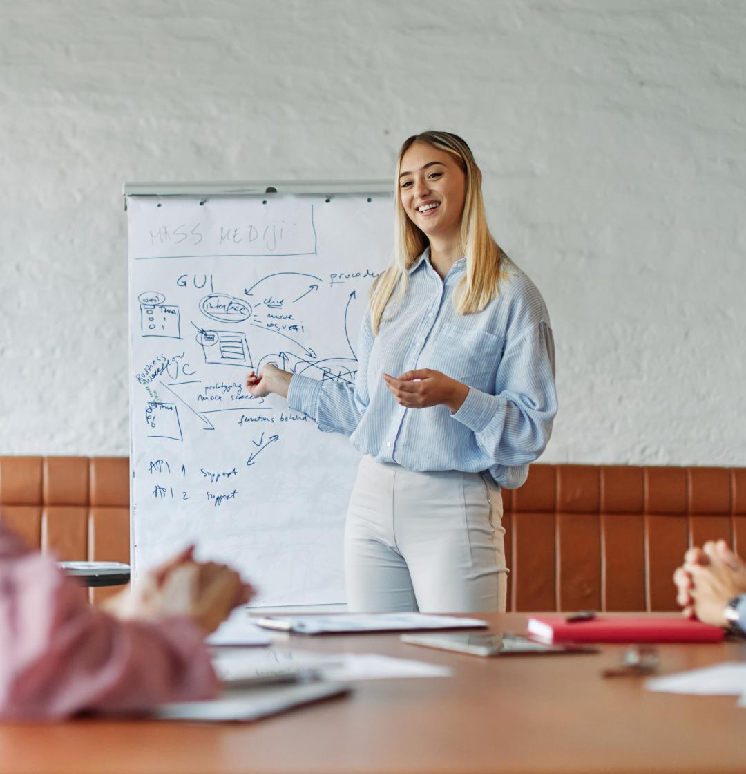 Frau präsentiert Inhalte auf Flipchart