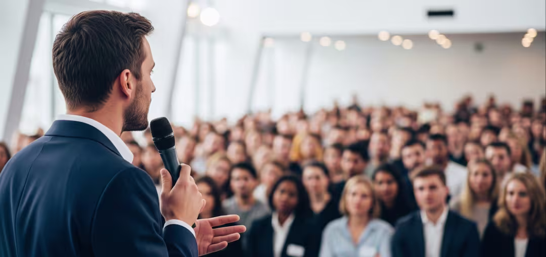 Mann hält eine Rede vor Publikum