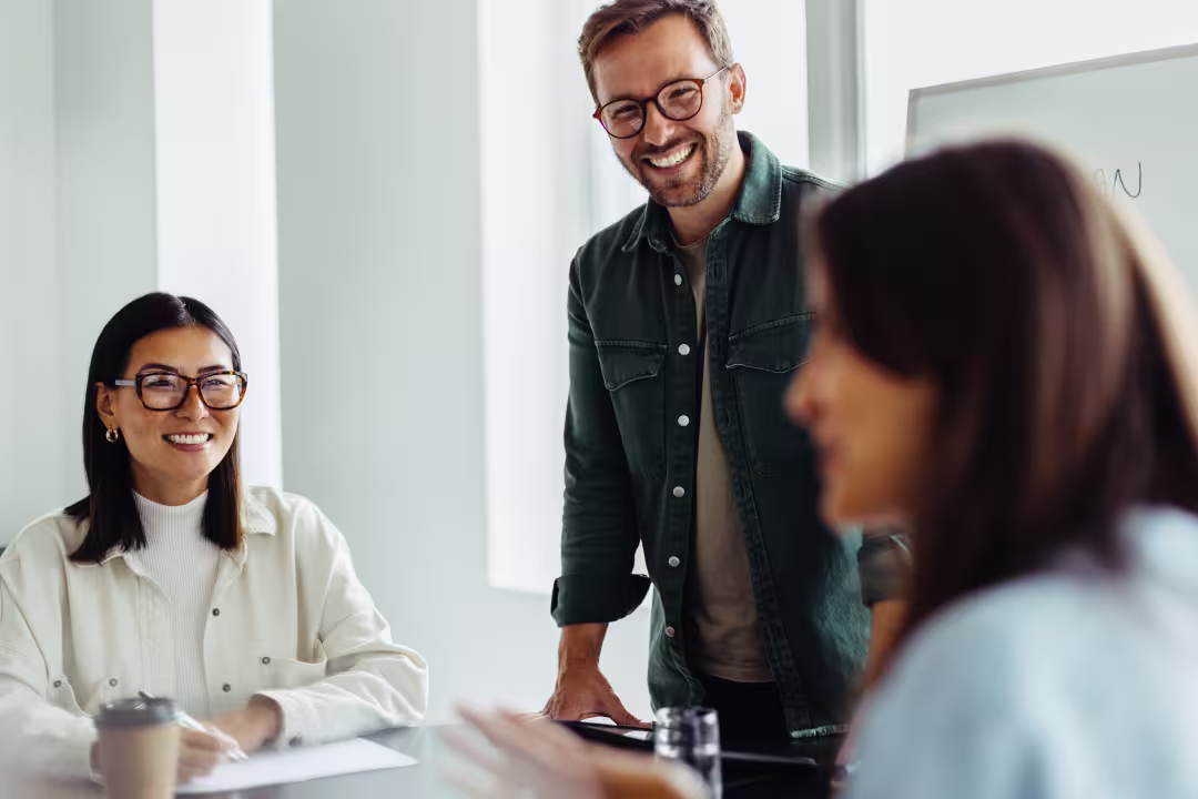 Drei Personen führen gemeinsam ein Meeting im Büro durch