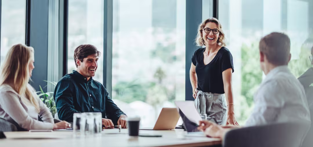 Personen halten gemeinsamen Workshop im Büro