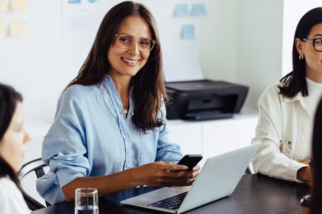 Handy und Computer werden bedient